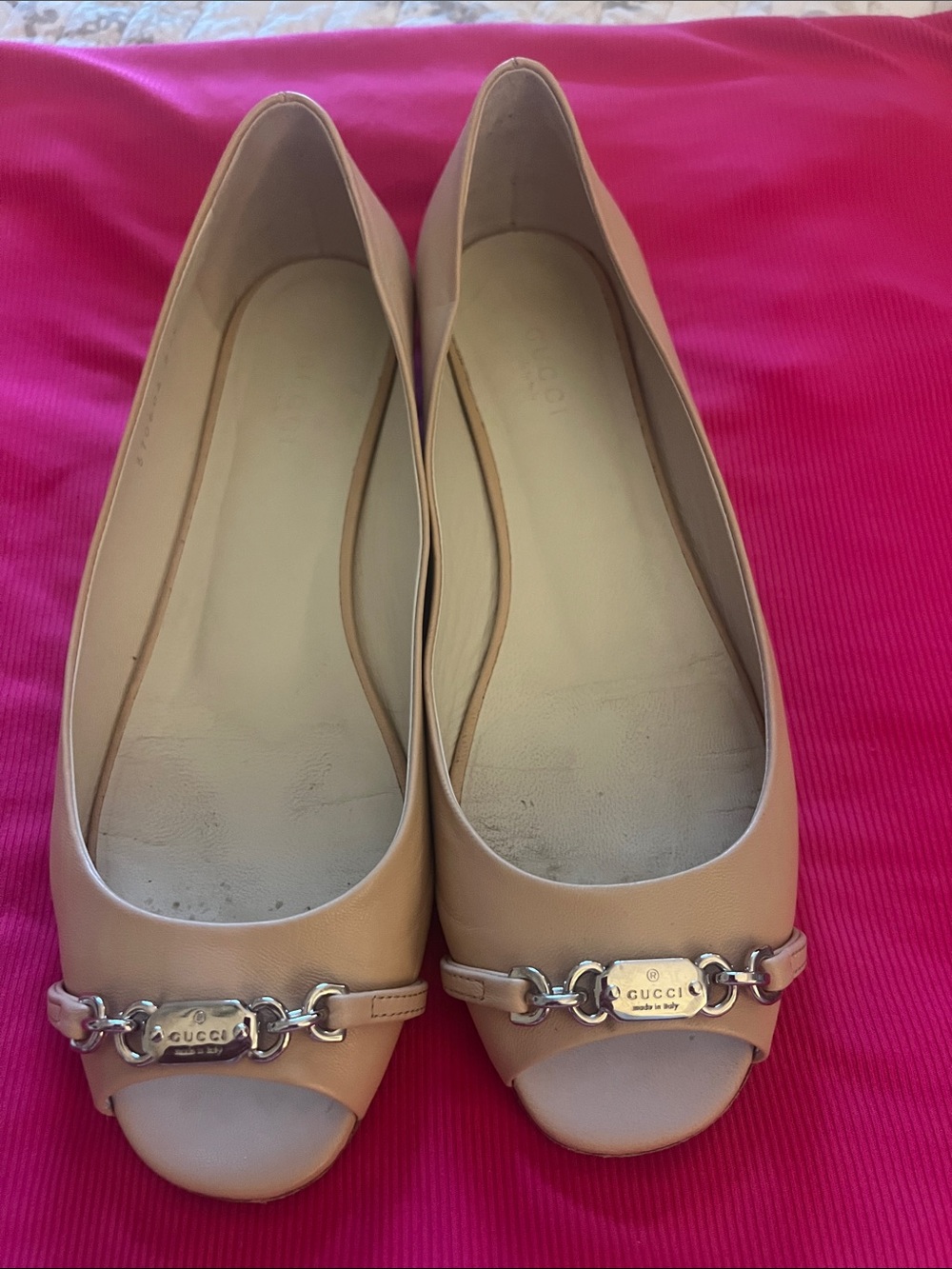 Gucci Beige Leather Peep-Toe Flats with Silver Chain Accent - Picture 2 of 4